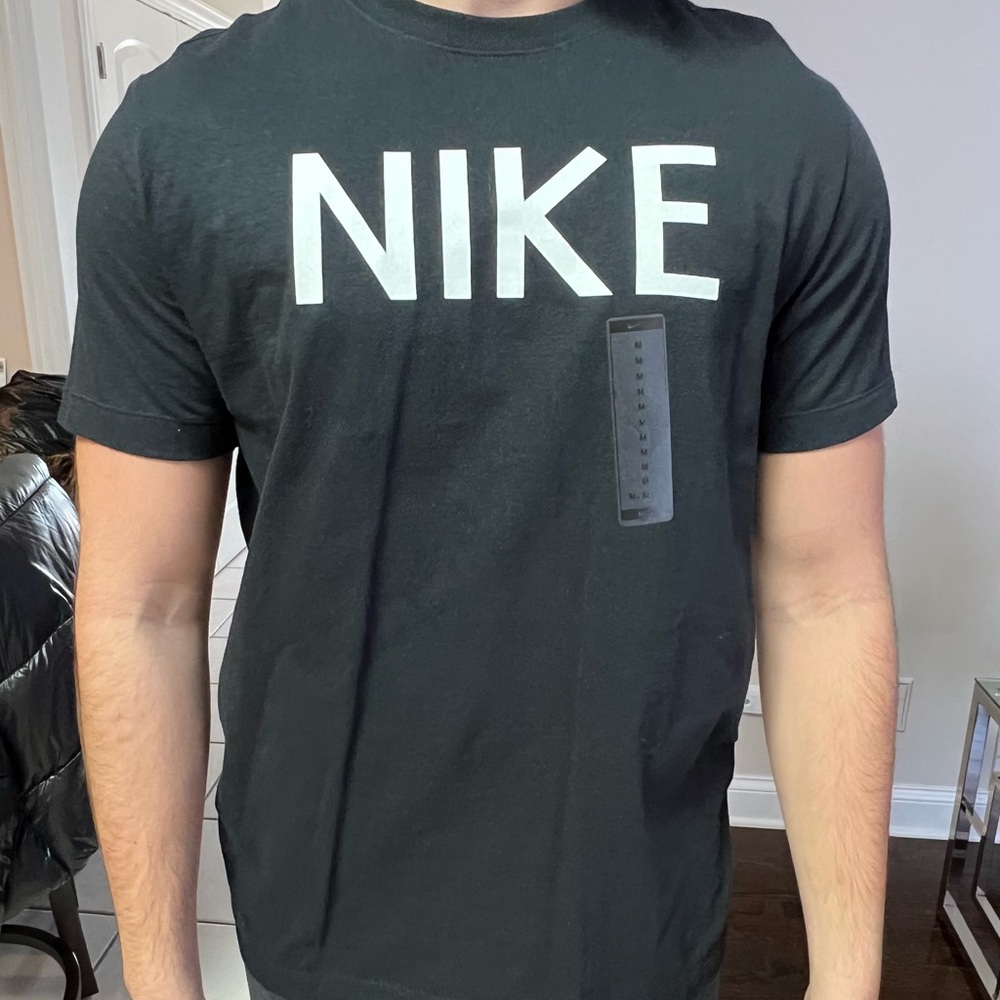 Mens NWT NIKE tee . Size med.